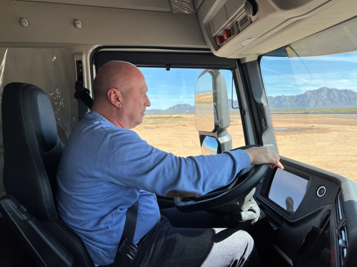 Das Lenkrad ist schnell eingestellt, wir sitzen in einem bequem gefederten Fahrersitz. (Bild: Nikola / press-inform)